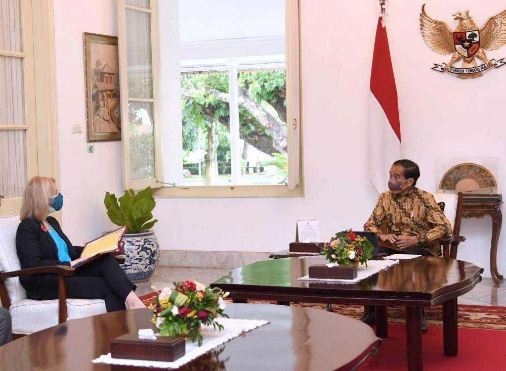Presiden Jokowi bertemu dengan Menteri Luar Negeri Inggris Elizabeth Truss di Istana Merdeka, Jakarta. (dok. Biro Pers Kepresidenan)