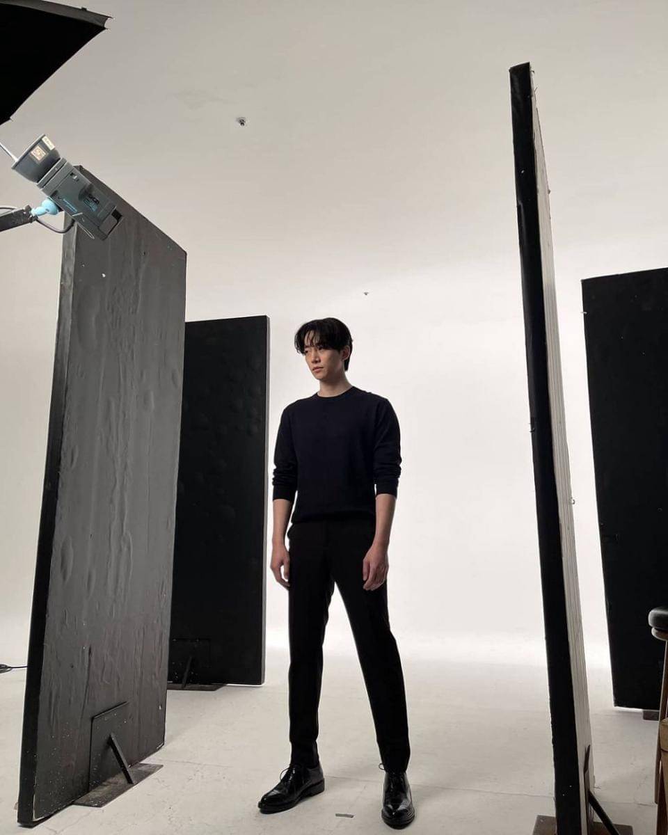 outfit hitam Junho 2PM (instagram.com/le2jh)