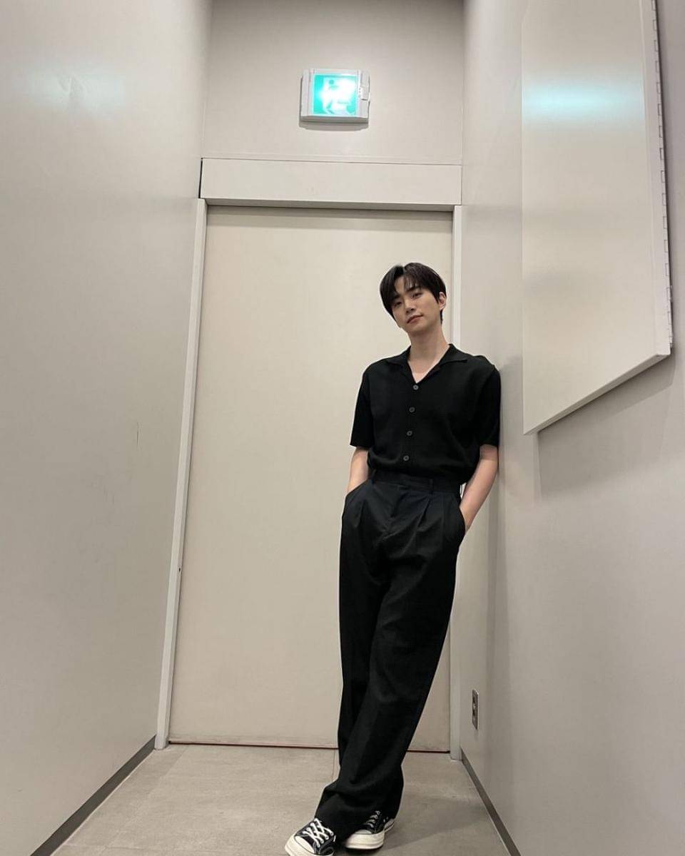 outfit hitam Junho 2PM (instagram.com/le2jh)