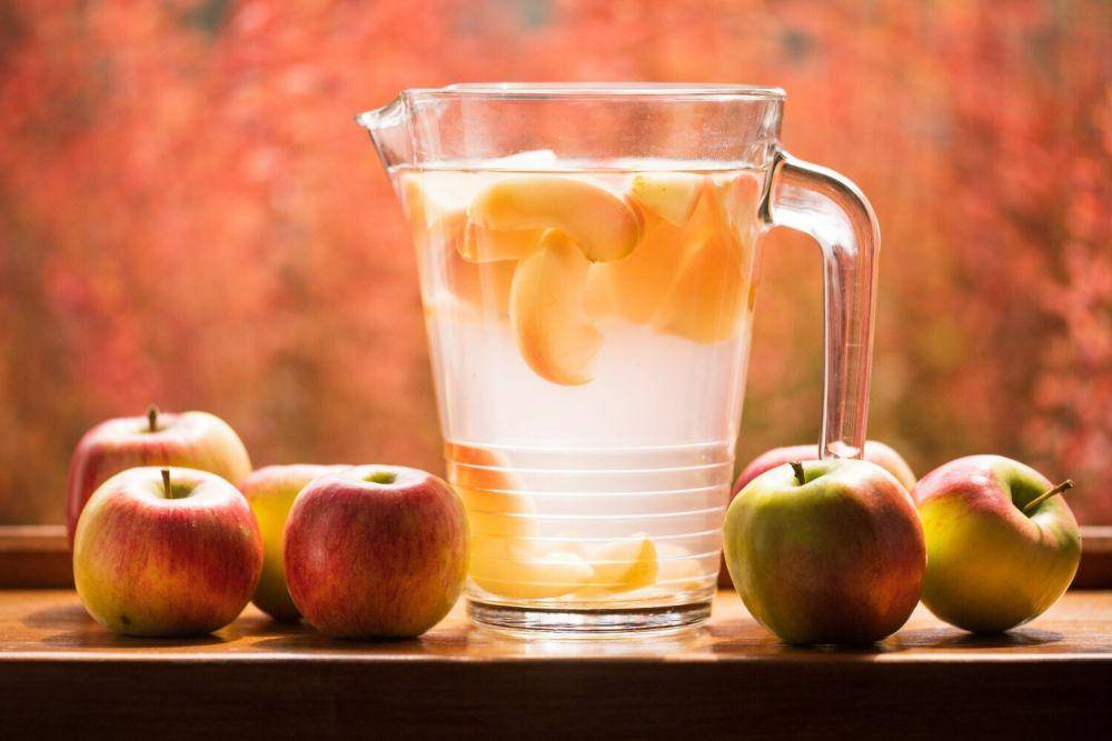 ilustrasi apple cinnamon water (unsplash.com/Jacek Dylag)