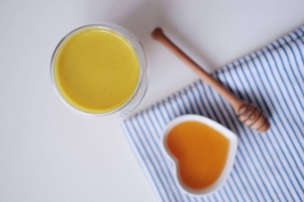 ilustrasi golden milk (unsplash.com/Kate Mishchankova)