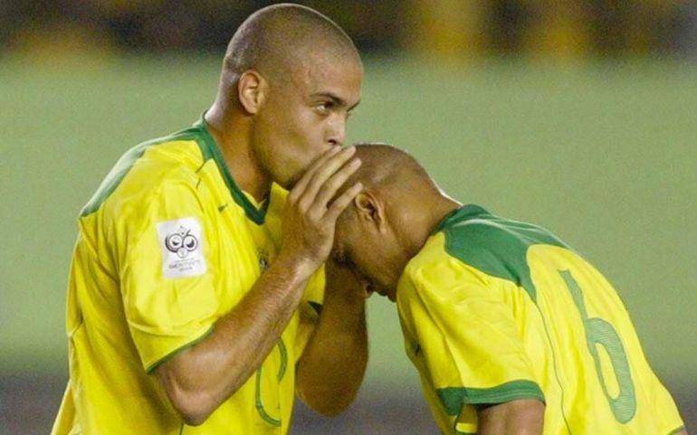 Ronaldo melakukan selebrasi dengan mencium kepala Roberto Carlos. (caughtoffside.com)