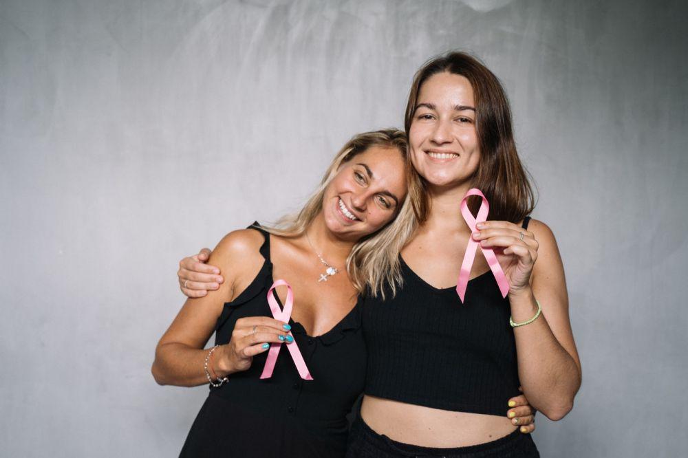 ilustrasi pink ribbon sebagai simbol internasional kesadaran terhadap kanker payudara (pexels.com/Anna Tarazevich)