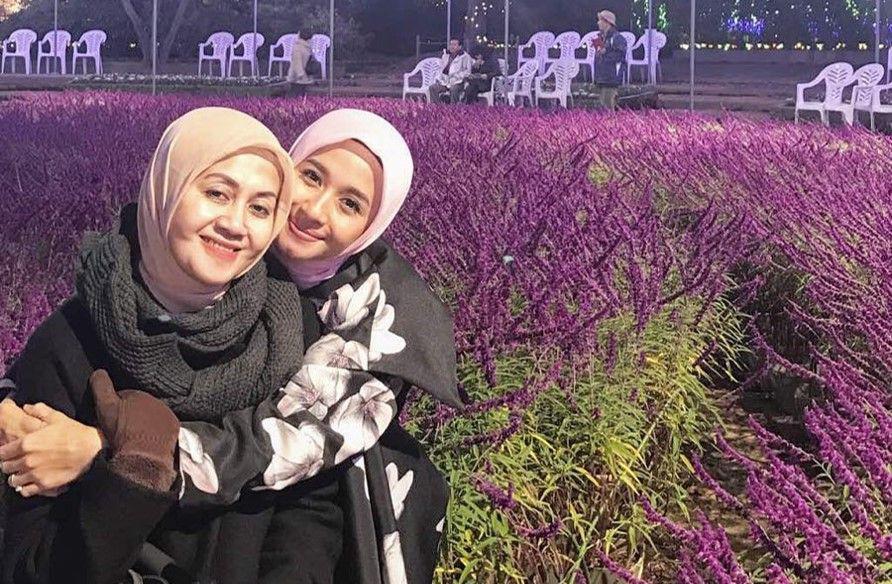 9 Potret Akrab Laudya Cynthia Bella dan Ibu, Jarang Tersorot