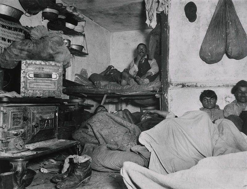 imigran tinggal di rumah petak di Bayard Street, New York City pada 1889, Jacob August Riis (moma.org)