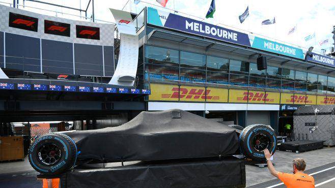 proses penempatan kargo tim Formula 1 di sirkuit Albert Park (formula1.com)