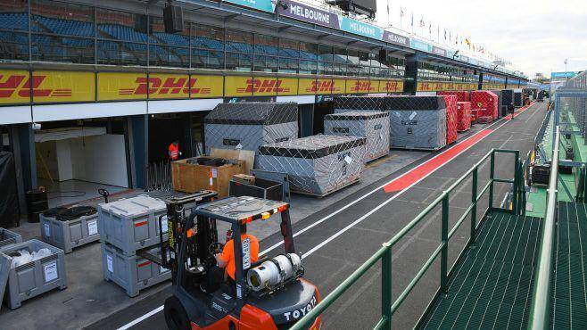 proses penempatan kargo tim Formula 1 di sirkuit Albert Park (formula1.com)