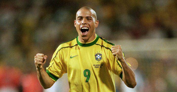 Ronaldo saat tampil membela timnas Brazil. (planetfootball.com)
