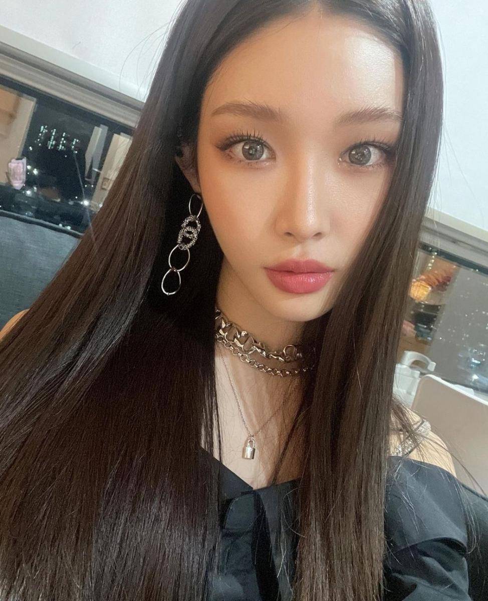 Chungha (instagram.com/chungha_official)