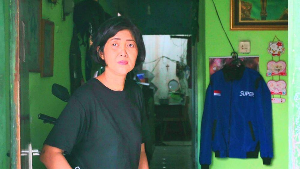 Suami Kena PHK, Defi Tak Gengsi Jadi Agen Keliling