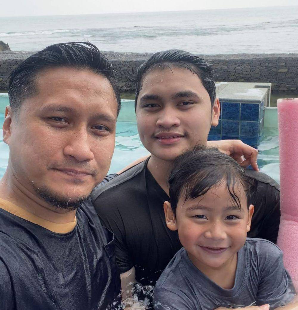 potret Arie Untung dan buah hati (instagram.com/yussuf_athalla)