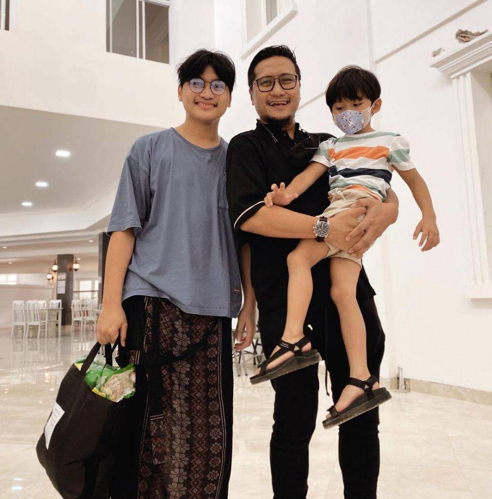 potret Arie Untung dan buah hati (instagram.com/ariekuntung)