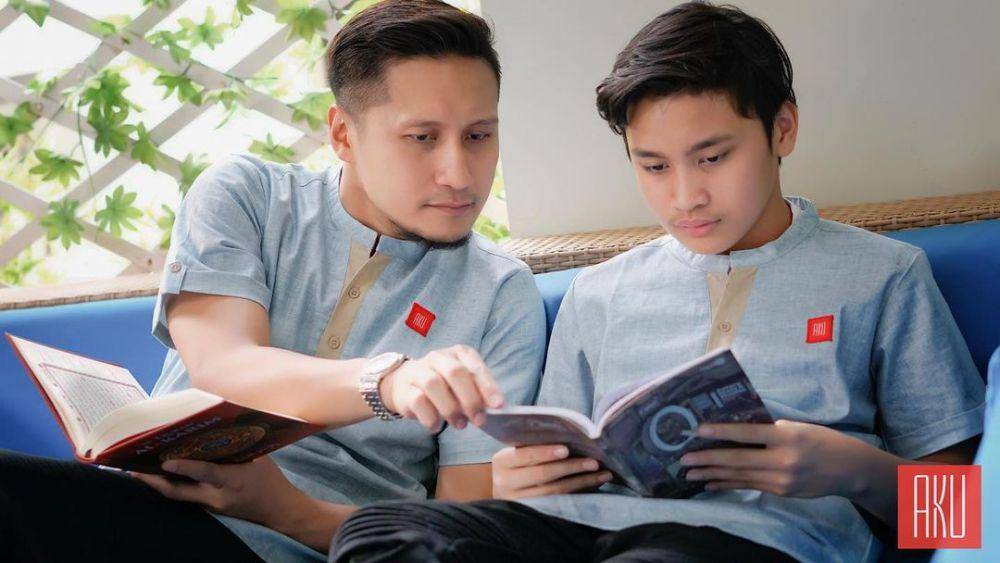 9 Potret Kebersamaan Arie Untung dan Gavin, Bak Pinang Dibelah Dua