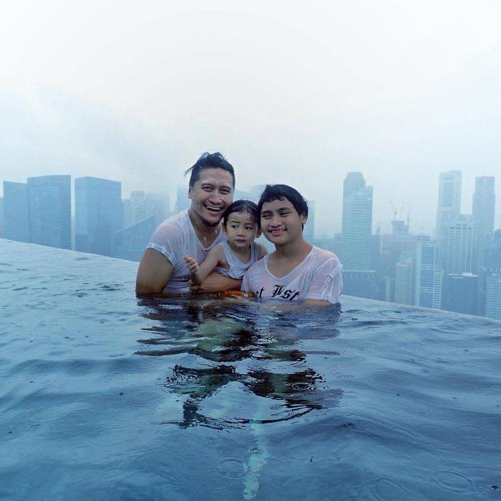 potret Arie Untung dan buah hati (instagram.com/ariekuntung)