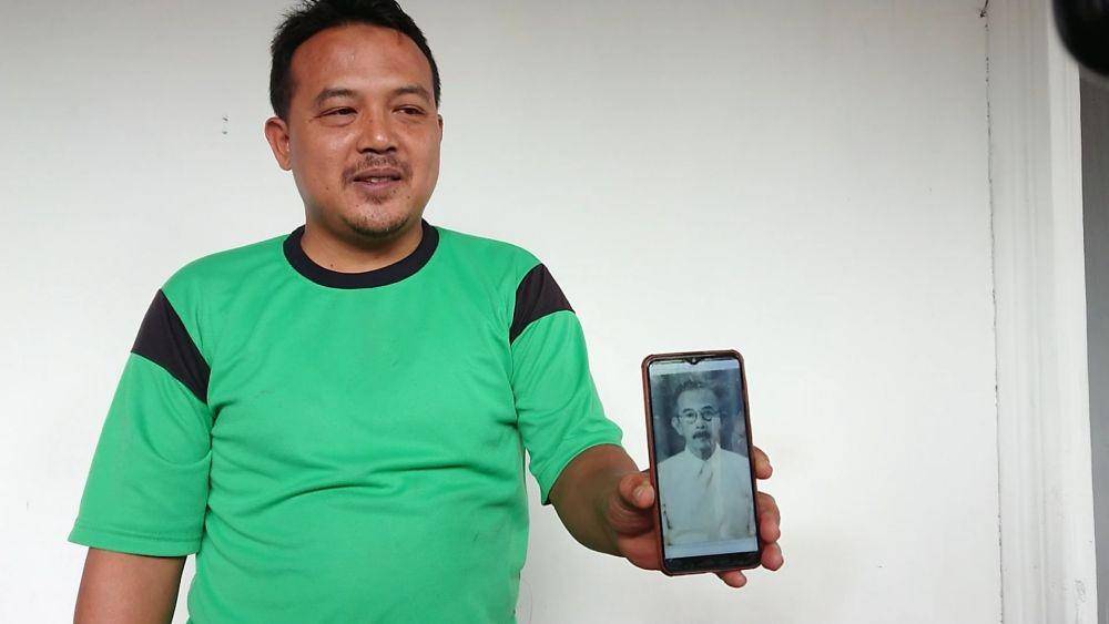 Agus Harianto menunjukkan foto kakeknya. IDN Times/ Bramanta Pamungkas