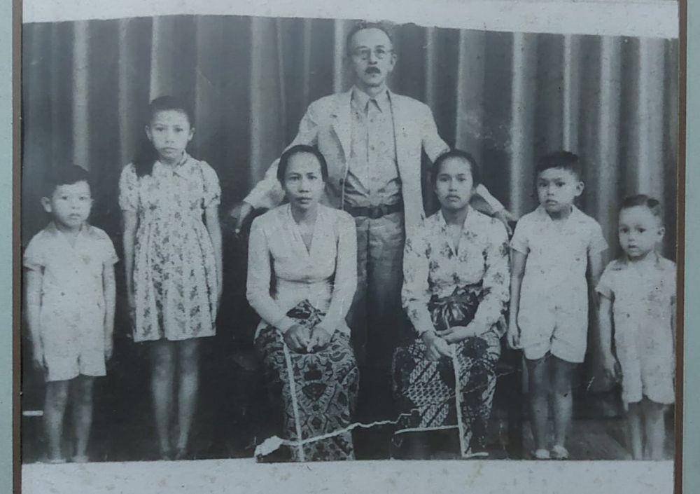 WM Sastrodihardjo bersama adik sang istri dan 4 anaknya. IDN Times/ dokumentasi keluarga