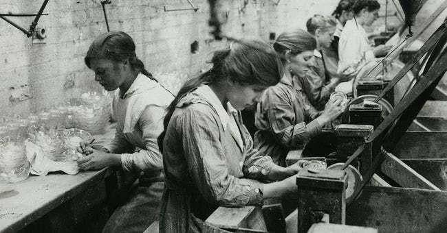 para pekerja perempuan di Revolusi Industri (historycrunch.com)