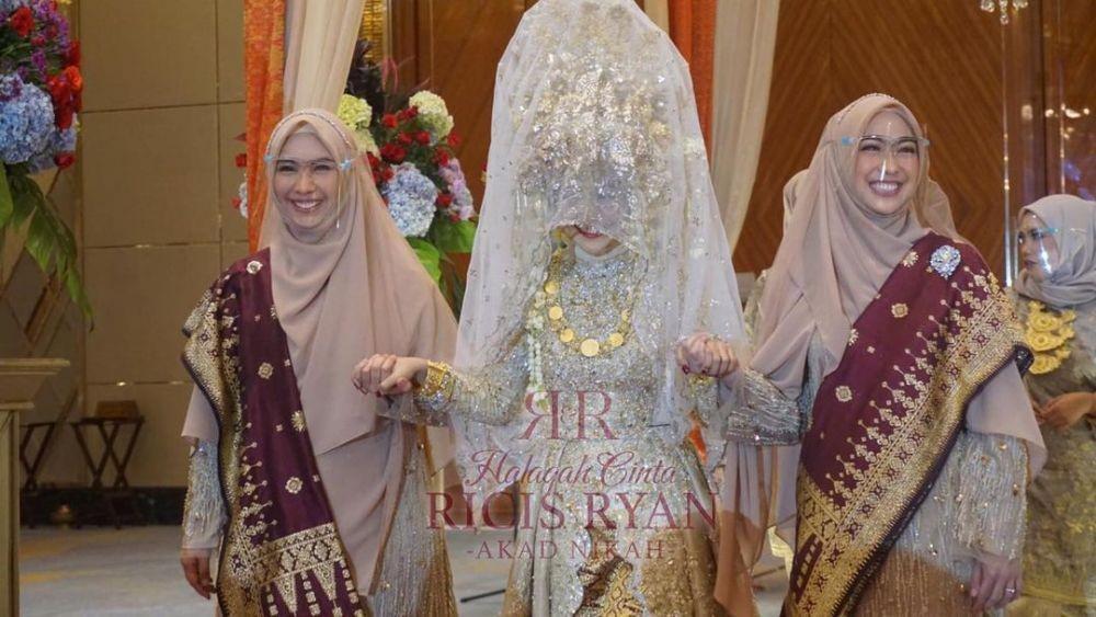 9 Potret Keluarga Ricis di Akad Nikahnya dan Teuku Ryan, Kompak!