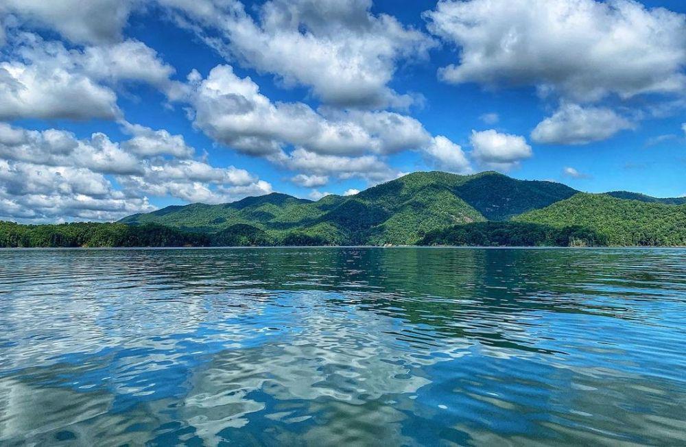 Danau Watauga (instagram.com/zach.of.the.woods)