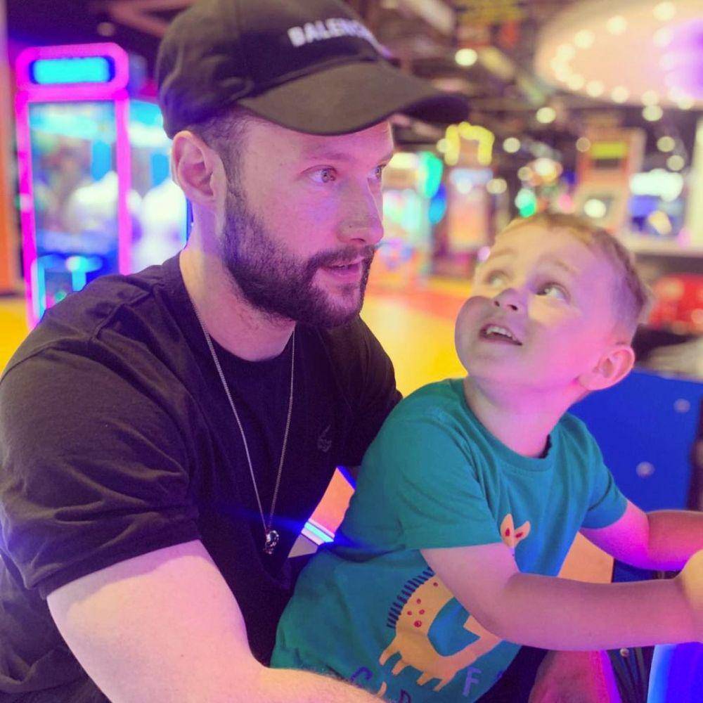 Calum Scott bersama keponakan (instagram.com/calumscott)