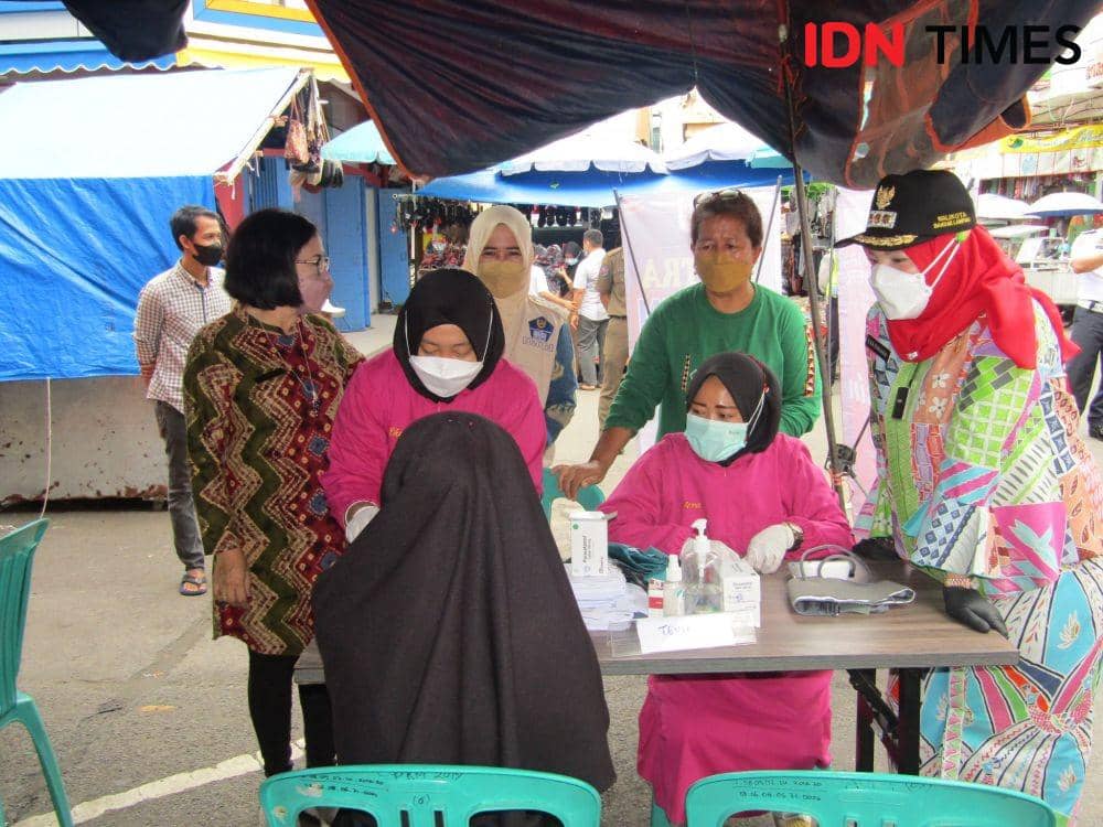 Vaksinasi Baru 50 Persen, Eva Dwiana Blusukan ke Pasar Tradisional