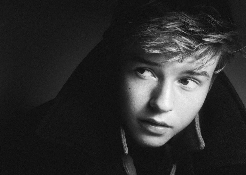 9 Potret Maxwell Jenkins, Siap Comeback di 'Lost In Space 3'