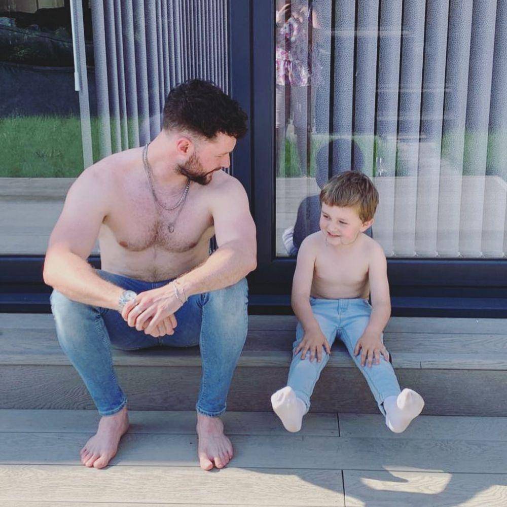 Calum Scott bersama keponakan (instagram.com/calumscott)