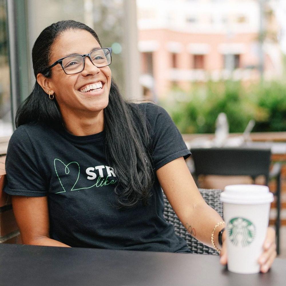 wanita sedang menikmati kopi (instagram.com/starbucks)