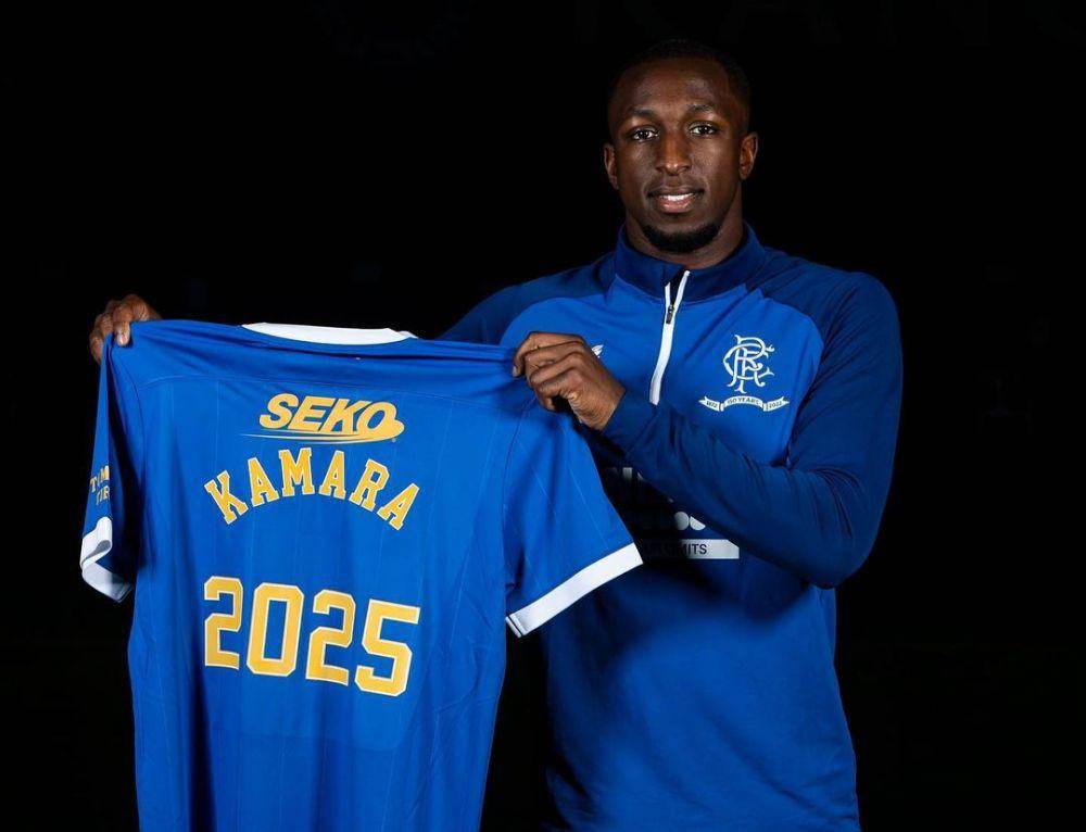Glen Kamara memamerkan kostum yang menandai perpanjangan kontraknya bersama Rangers. (instagram.com/gk_4)