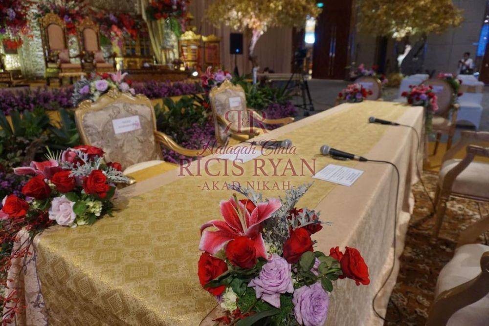 Akad nikah Ria Ricis dan Teuku Ryan. (Instagram.com/officialmnctv)