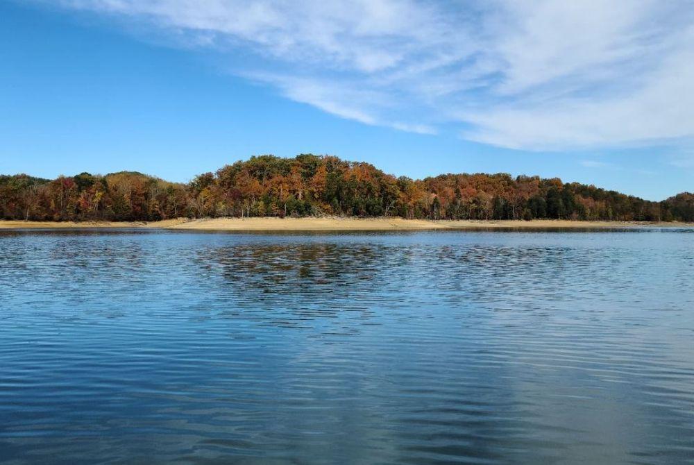 Danau Norris (instagram.com/twodoorsdownnorrislake)