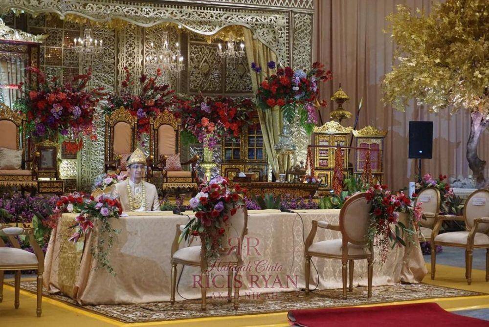 Akad nikah Ria Ricis dan Teuku Ryan. (Instagram.com/officialmnctv)