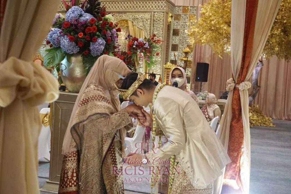 Akad nikah Ria Ricis dan Teuku Ryan. (Instagram.com/officialmnctv)