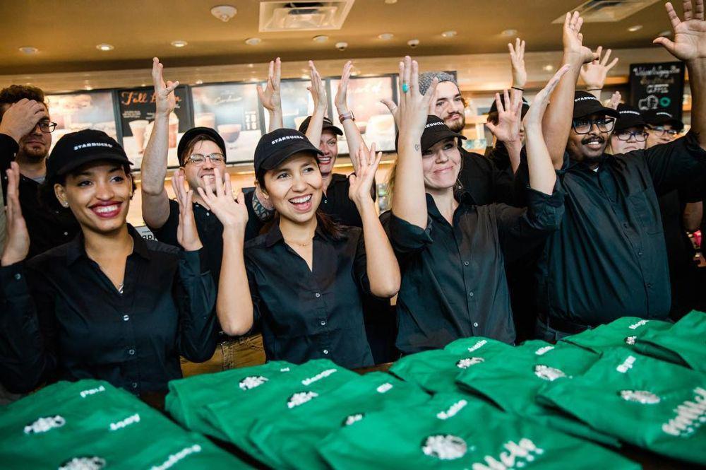 karyawan starbucks (instagram.com/starbucks)