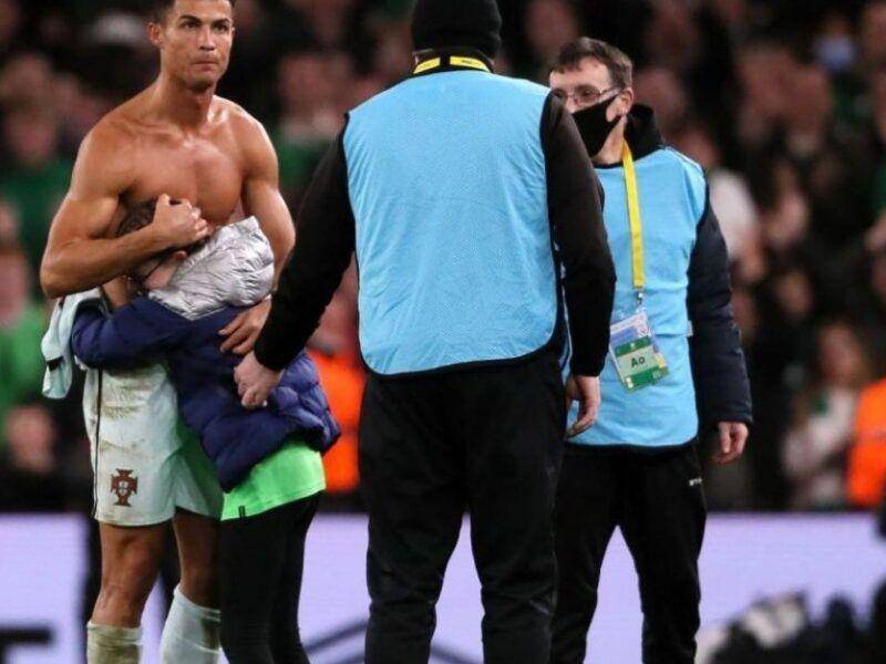 Cristiano Ronaldo memeluk seorang penggemar muda. (goodwordnews.com)