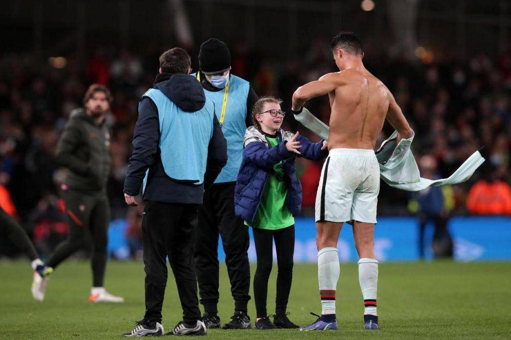 Cristiano Ronaldo memberikan jerseynya kepada seorang penggemar muda. (sportfair.it)