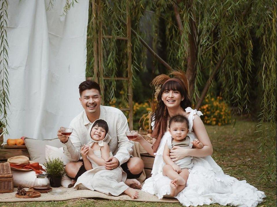 Ala Piknik di Kebun, 10 Potret Pemotretan Glenn Alinskie dan Keluarga