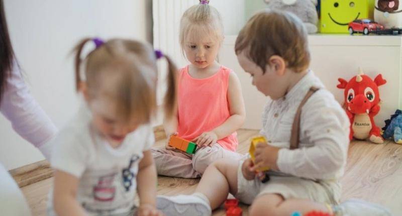 bermain bersama di day care - freepik