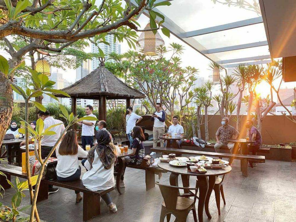 Sky Garden Cafe (instagram.com/skygardenrooftop)