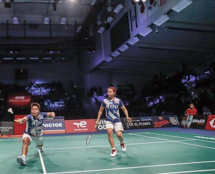 Greysia Polii dan Apriyani Rahayu saat berlaga di Odense Sports Park dalam turnamen Denmark Open 2021. (instagram.com/greyspolii)