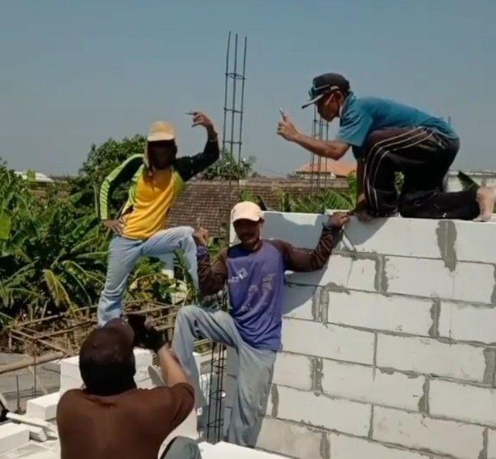 kelakuan nyeleneh kuli bangunan saat bekerja (instagram.com/ka_wula_alit)
