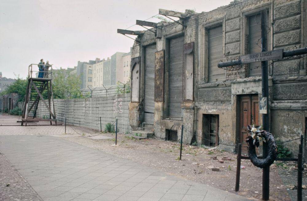 Tembok Berlin pada tahun 1974. (Unsplash.com/Immo Wegmann)
