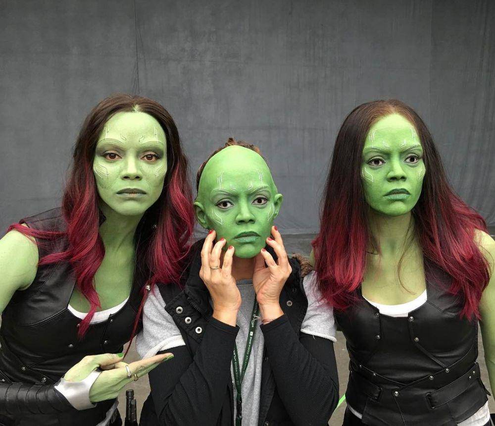 Zoe Saldana dan stuntnya menggunakan topeng Gamora (Instagram.com/jamesgunn/