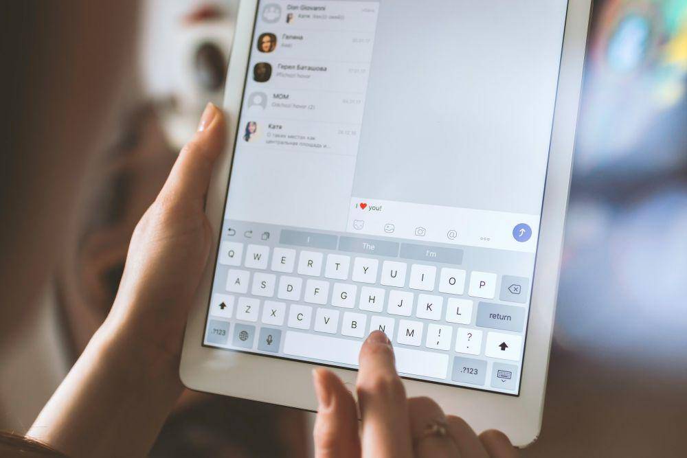 Ilustrasi chatting (unsplash.com/JESHOOTS.COM)