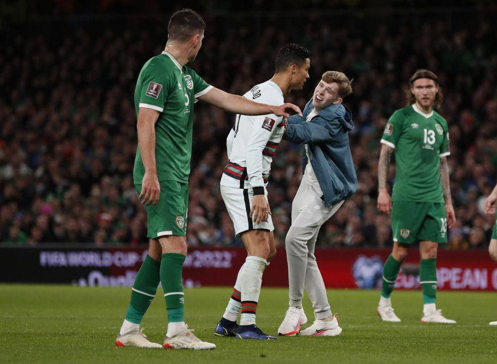 Seorang penggemar menghampiri Cristiano Ronaldo. (dailynationtoday.com)