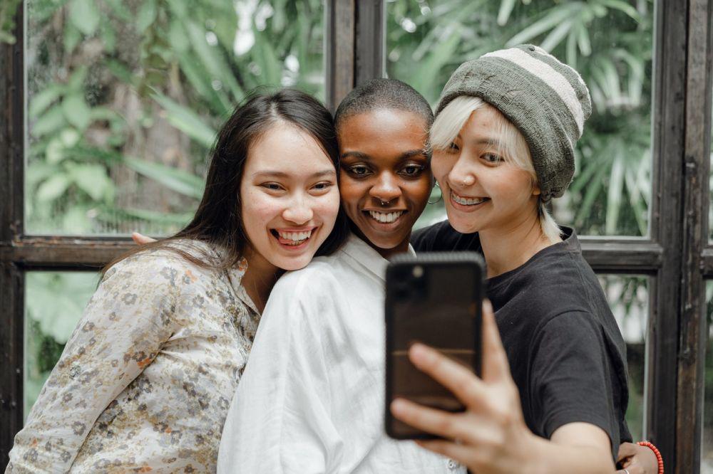 ilustrasi beberapa orang sedang berfoto (pexels.com/Ketut Subiyanto)