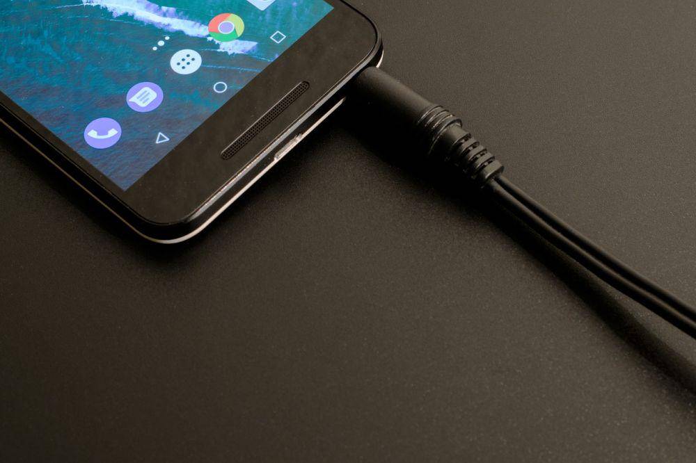 Smartphone Android sedang pengisian daya. (pexels.com/Lum3n)