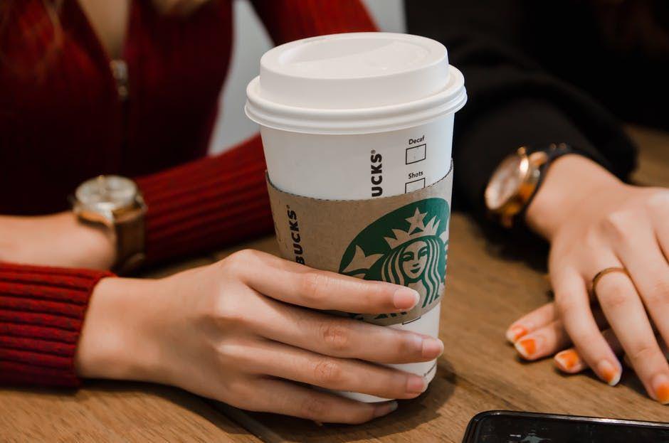 wanita sedang menikmati segelas kopi (Pexels/Ade Rifaie)
