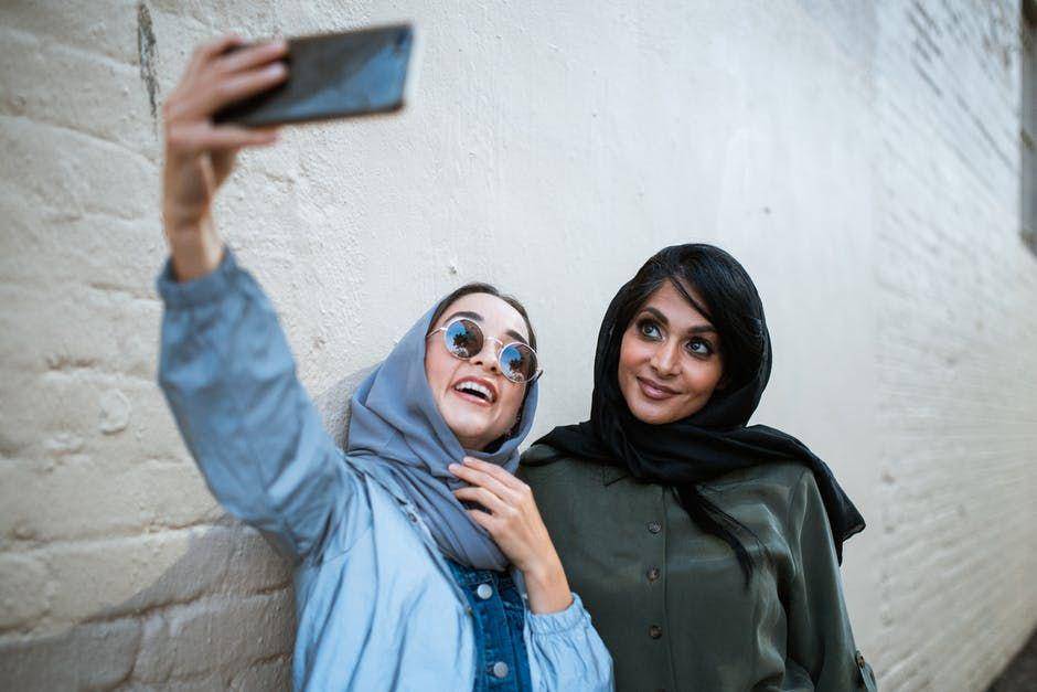 ilustrasi dua wanita sedang mengambil foto (pexels/RODNAE Productions)
