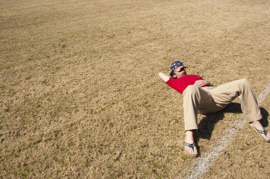 potret seseorang yang sedang tertidur di tengah lapangan (unsplash.com/Sam Solomon)